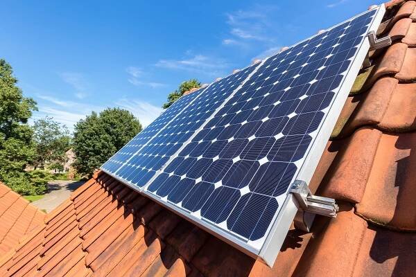Uvažujete o pořízení malé solární elektrárny? Poradíme, jak na výkup přebytků