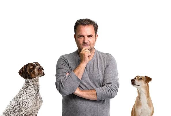 Porträt von Hundetrainer Martin Rütter mit zwei Hunden