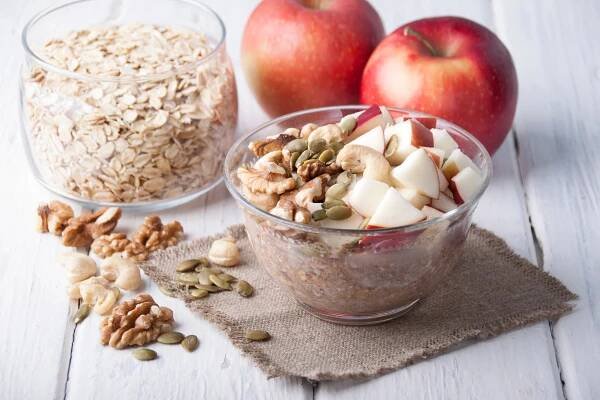 Jak připravit Bircher müesli? Ovesné vločky namočte přes noc