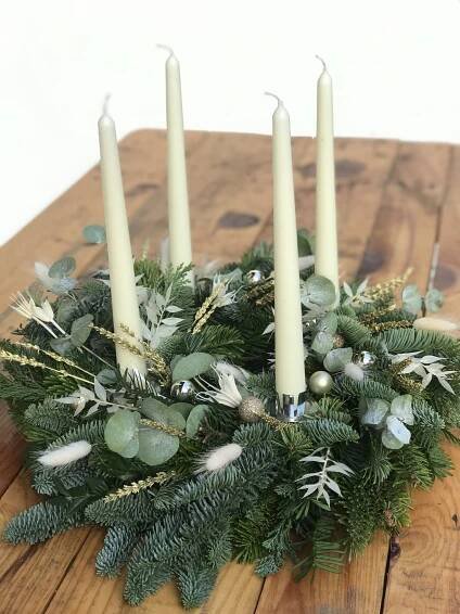 adventní věnec bílo zlatý s ozdobami