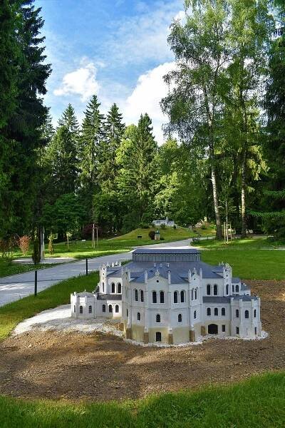 Nový model jízdárny zdobí park miniatur v Mariánských Lázních, podívejte se