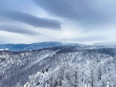 Obrazem: Krásy zimy ohlásily svůj příchod. Jizerky jsou pod sněhem a bez turistů