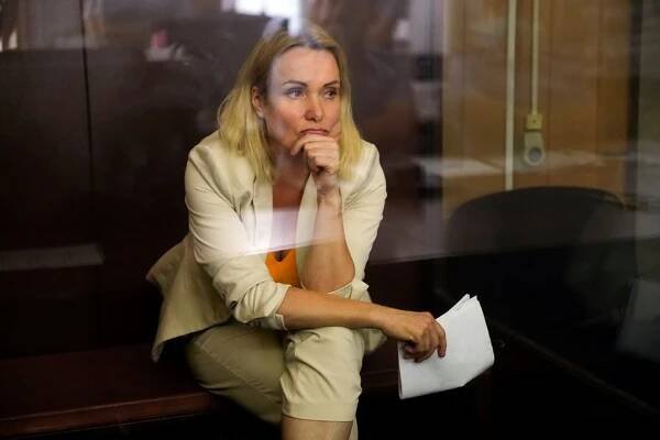 Ruské novinářce, která označila Putina za vraha, dali domácí vězení. Hrozí jí až 10 let za mřížemi