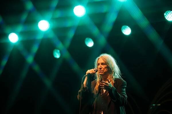 Neobyčejně krásný koncert. Patti Smith četla poezii, vzpomněla na Deppa i Krále