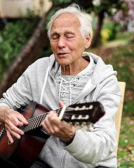 Ukraine Holocaust survivors find shelter in Israel