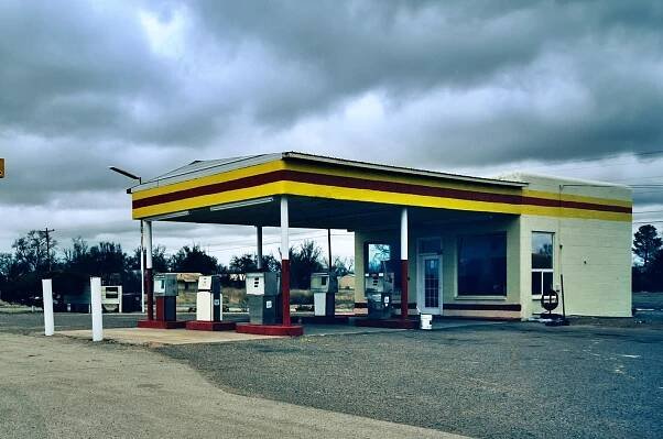 Koupil opuštěnou benzinovou stanici za 300 tisíc korun a proměnil ji v originální domov. Unikátní interiér láká k nahlédnutí všechny sousedy (VIDEO)