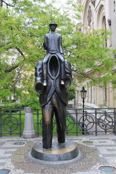 Soubor:Prague Praha 2014 Holmstad Franz Kafka statue by Spanish Synagogue Josefov statue.jpg