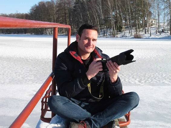 Jan Pacák, muž, kterého už v mládí  bavilo focení. V současné době tráví svůj volný čas především v Lužanech u Jičína, kde při svých fototoulkách pořizuje snímky.