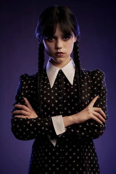 Tohle je malá Wednesday? Dle fanoušků si Jenna Ortega nechala kromě odbarveného obočí i odsát tuk z tváří a vypadá na 40