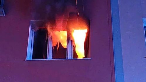 V brzkých ranních hodinách zasahovali profesionální hasiči z Plzně-Slovan a Přeštic a místní dobrovolní hasiči u požáru bytu v panelovém domě v ulici Loudů v Dobřanech.