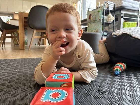 Na Martínka (3) se skládalo celé Česko: Už se sám posadí, raduje se po roce od operace tatínek!