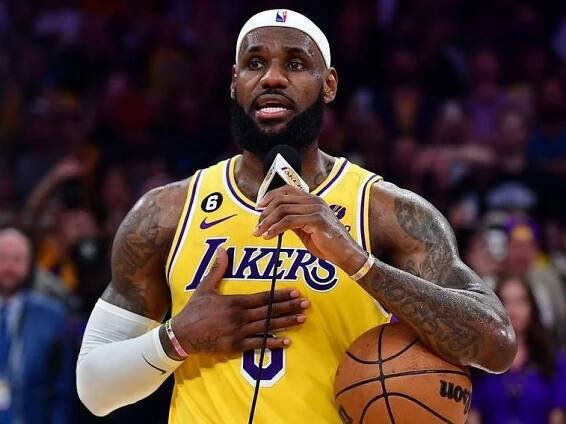 LeBron James: O ikona basketbalu hrajícím se synem