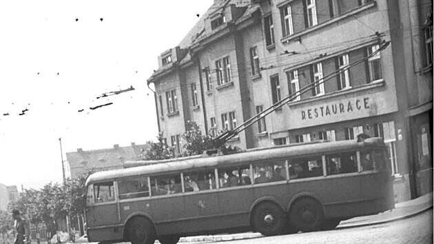 Snímek z 9. dubna 1941, kdy začaly po Plzni jezdit trolejbusy.