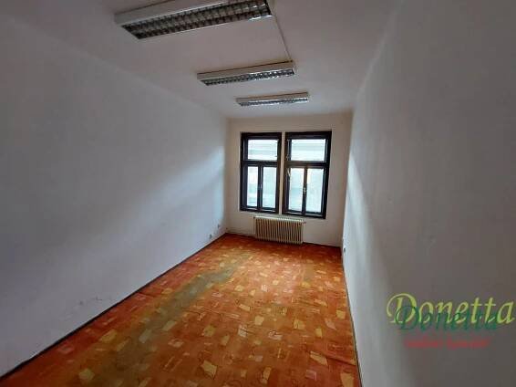 Pronájem 2 kanceláří, parkování ul. Pospíšilova, HK