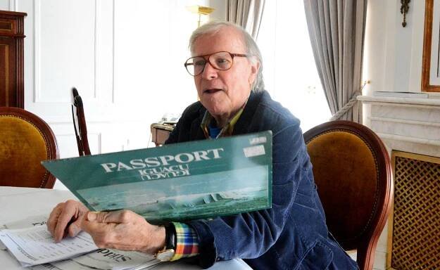 Klaus Doldinger sieht alte Alben durch. FOTO: Horst Müller