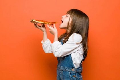 holčička si užívá kousek pizzy - eating pizza - stock snímky, obrázky a fotky
