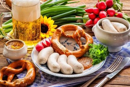 Tradiční bavorské jídlo. Bílé klobásy s sladká hořčice a preclík — Stock obrázek