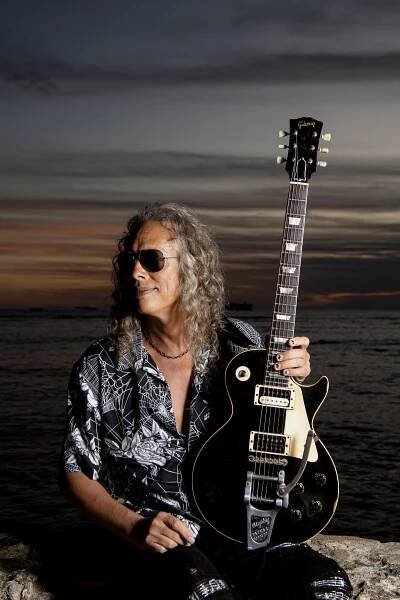 Hammett pictured with his Gibson 1959 Les Paul Standard guitar in factory black.