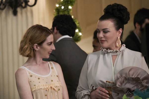 Znovu 20 - Forever - Z filmu - Molly Bernard, Debi Mazar