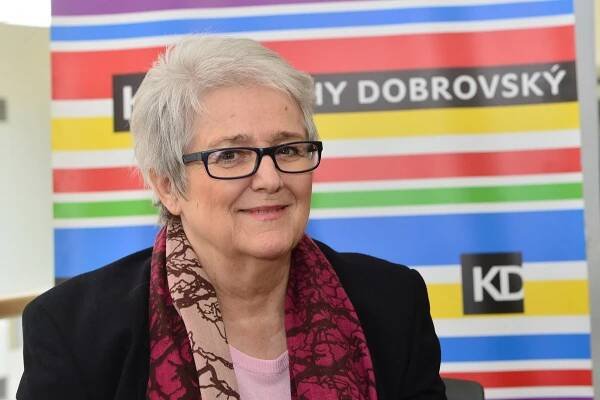 FOTO: Maminka Jana Postlerová na pohřeb dcery nedorazila.