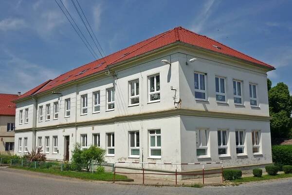 Soubor:Schule-Liebeschitz.jpg