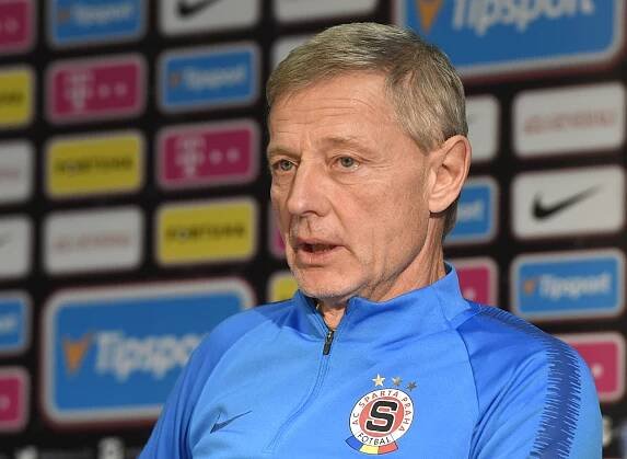 Zdeněk Ščasný na tiskové konferenci. | iROZHLAS - spolehlivé zprávy