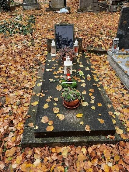 Památku významných osobností si Josef Kraus uctil položením kytičky a svíčky