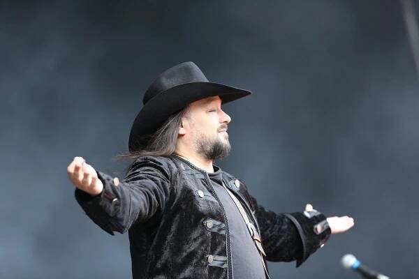 Lucie slavila třicetiny: Vypadl zvuk a desítky fanoušků se na koncert ani nedostaly