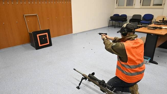 REPORTÁŽ: Střelba jako na FF UK. Rány i zlověstné ticho, experiment dokazoval roli tlumičů