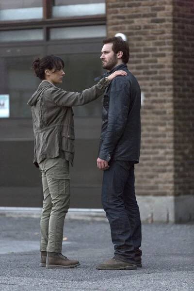 Jennifer Beals and Clive Standen in Posedlý pomstou (2017)