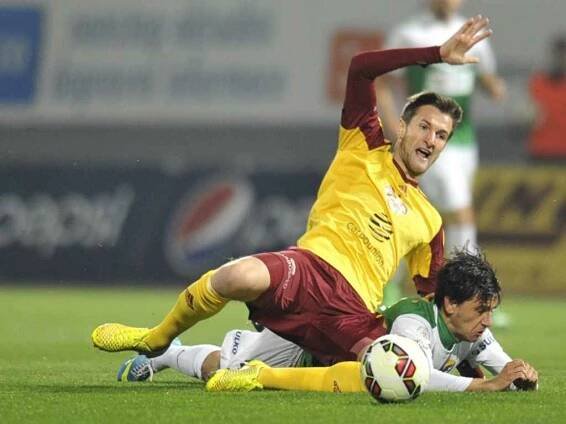 Marek Hanousek z Dukly Praha (vlevo) padá na Ruslan Mingazov z Jablonce. 