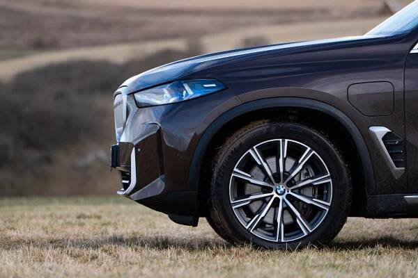 Neobyčejně úsporný luxus: BMW X5 s elektrickým dopingem má 489 koní, které skoro nic nežerou