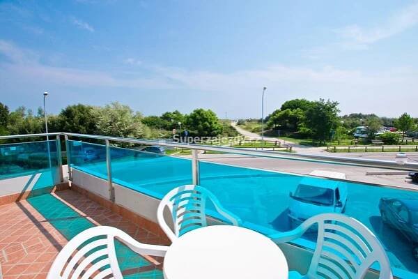 Bazén v ubytování Hotel-Residence-b&b Le Dune beach service included nebo v jeho okolí