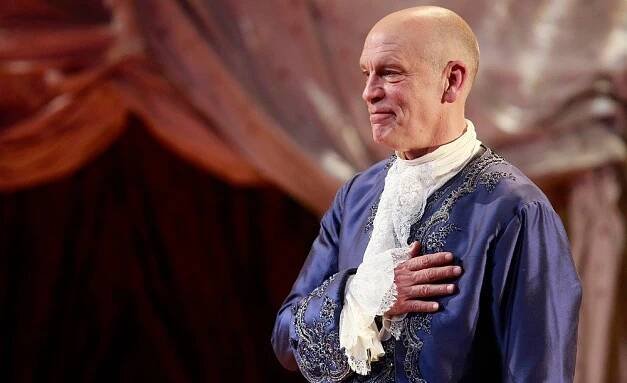 Mrkněte: John Malkovich okouzlil Prahu jako Casanova. Při děkovačce byl dojatý