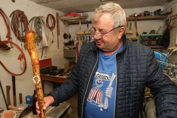 Ze Křtin půjdou lidé s dřevěnými křížky, které pro ně ručně vyrobí Miroslav Kučera (na snímku) z nedalekého Adamova. Pro poutníky z třešňové větve udělá i pastýřskou hůl s křížem.