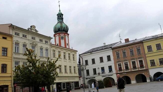 Většina hodin na kostelních věžích se už řídí radiovým signálem. Někteří lidé si ale všimli, že hodiny na kostele sv. Jakuba u místeckého náměstí Svobody nejdou přesně celý rok. 