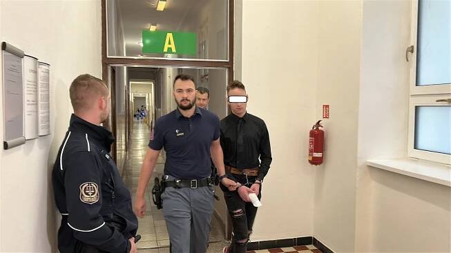 Brutální vražda u vchodových dveří. Mladík z Ostravy se přiznal, má ale výhrady