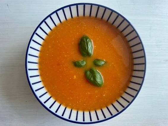 Rajská polévka s mozzarellou