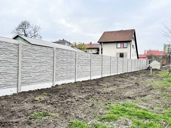 T&D Stavební s.r.o. – Stavba betonového štípaného a drátěného plotu