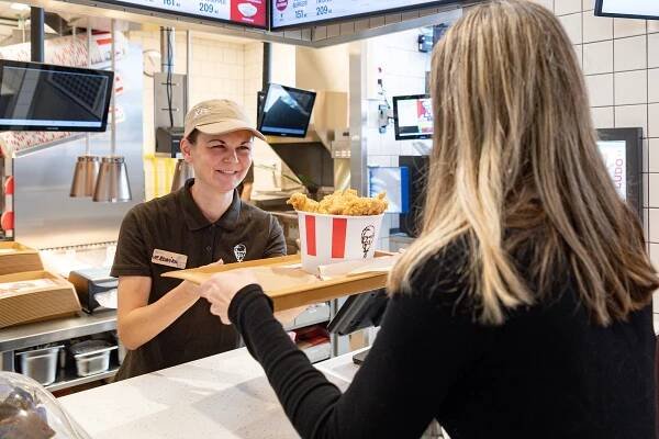 KFC na Dubině je otevřeno. Prvních 100 zákazníků v Ostravě mělo kyblík zdarma