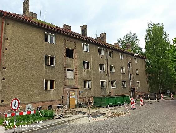 Zdevastované domy hrůzy v Sokolově se mění k nepoznání. Mají už první nájemníky