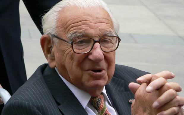 Sir Nicholas Winton v roce 1939 zachránil 669 převážně židovských dětí z okupovaného území Československa před transportem do koncentračních táborů | foto:  Li-sung