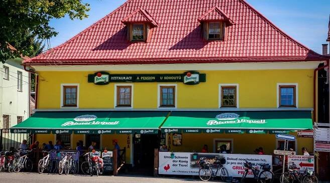 Pohled na restauraci z náměstí.