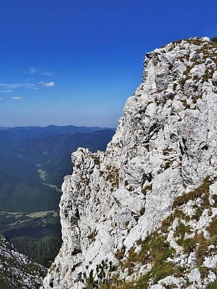 Skalnatý vrchol Turnu na hřebeni Piatry Craiului