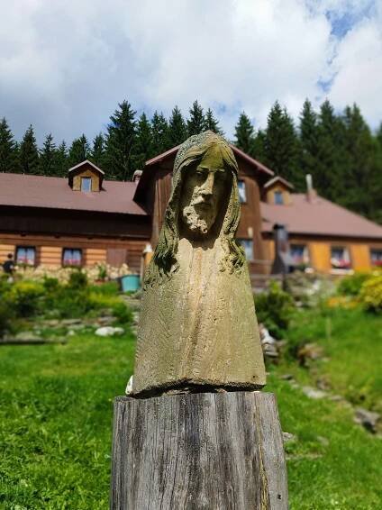 Fotografie - Socha před chatou Jonáš, Dolní Malá Úpa - 13.08.2023