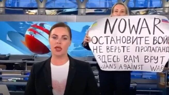 Osmiletý trest za protesty proti válce a Putinovi. Ovsjannikovová se do Ruska vrátit nemůže - Novinky