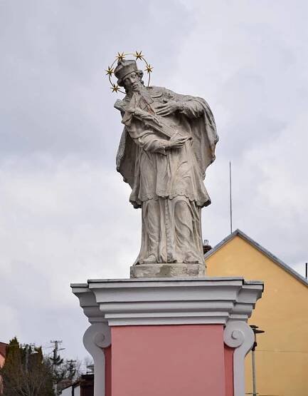 Sv. Jan Nepomucký na návsi ve Velkých Hošticích
