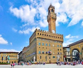 Panoramatický pohled na slavné náměstí piazza della signoria s palazzo vecchio ve Florencii, Toskánsko, Itálie — Stock obrázek