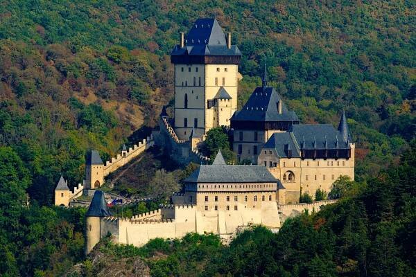 Ženám vstup zakázán. Karlštejn je domovem mnoha mýtů, které se často prezentují jako fakta