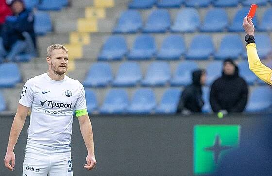 Liberecký kapitán Jan Mikula už v úvodu utkání s Baníkem Ostrava vidí červenou...